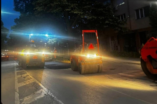 В Благоевград асфалтират улици през нощта по идея на кметаМетоди