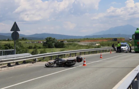 Катастрофа с моторист е станала на главен пътЕ 79 край Бараково