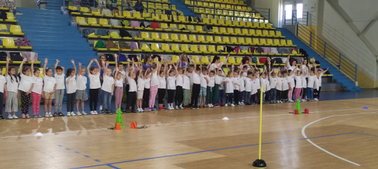 Деца от четвъртите групи на детските градини в Благоевград показват