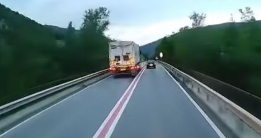 Камион предприе опасна маневра по Кресненското дефиле Очевидец е заснел