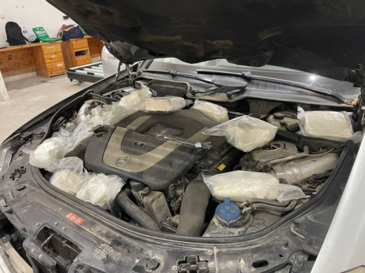 Митнически служители задържаха 21 кг синтетичен наркотик укрит около двигателя