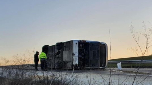 Деветима души пострадаха при преобръщане на автобус на пътя Русе