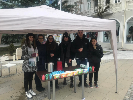 Младежи от Детски парламент Благоевград раздават чай и предизвикват