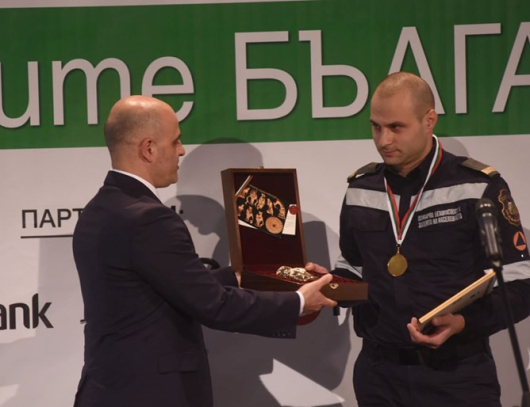 Министър председателят на Северна Македония Димитър Ковачевски връчи награда на пожарникаря