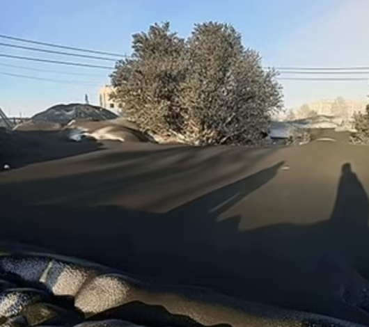 Черен сняг падна в село Омсукчан в Магаданската област в