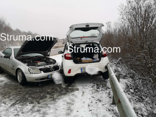 Катастрофа блокира пътя Дупница Кюстендил преди минути Два автомобила се удариха
