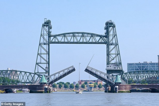 Исторически мост ще бъде демонтиран за да мине яхтата на