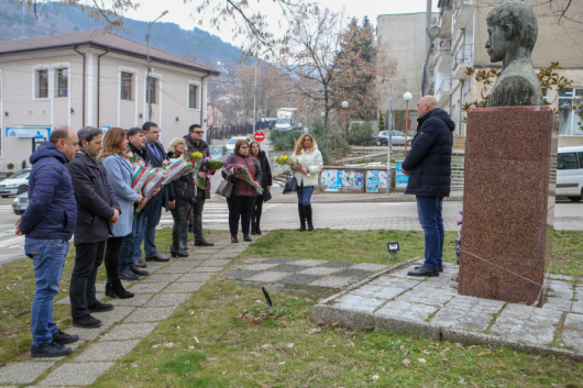 Цветя на паметника на Мануш Георгиев в град Петрич, сведена