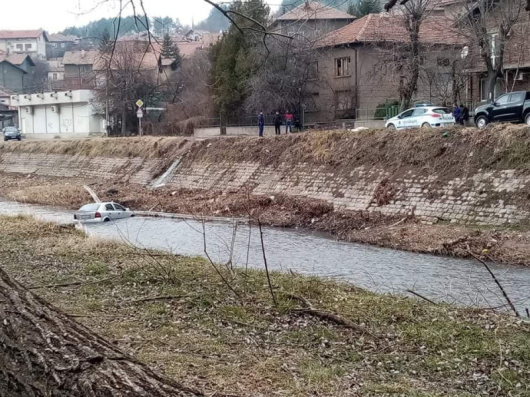 Автомобил падна в река Струма в центъра на Перник Има
