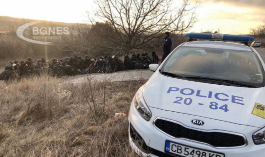Голяма група мигранти са заловени край Нова Загора, предадеБГНЕС. Групата