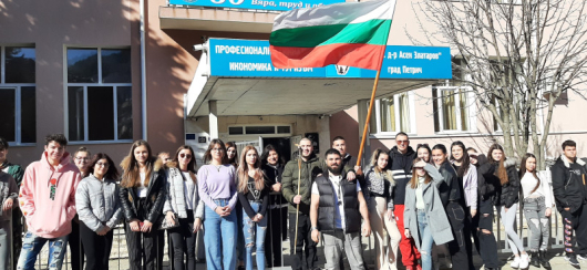 Учениците от община Петрич запазиха минута мълчание и запалиха по