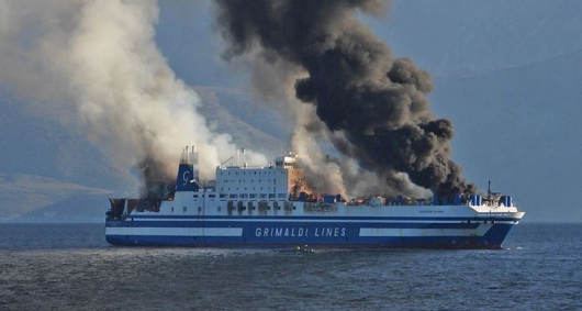 Спасителите достигат все повече места в изгорелия ферибот Спасителите от