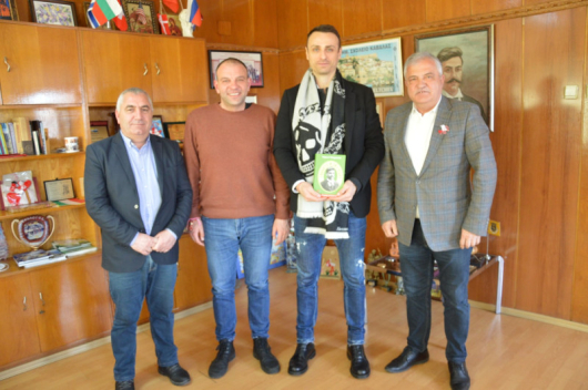 Бившият футболистът Димитър Бербатов проведе кратка работна среща с кмета