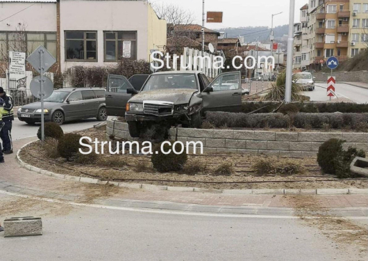 Лек автомобил Мерцедес се качи върху кръговото кръстовище в град
