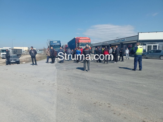 Зърнопроизводители и превозвачи блокираха главния път Е79 към граничния пункт