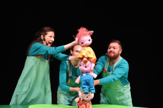 Общински куклен театър представи постановката „Трите прасенца“. Залата се оказа