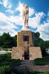 Най високата в света статуя на Дева Мария с Младенеца се