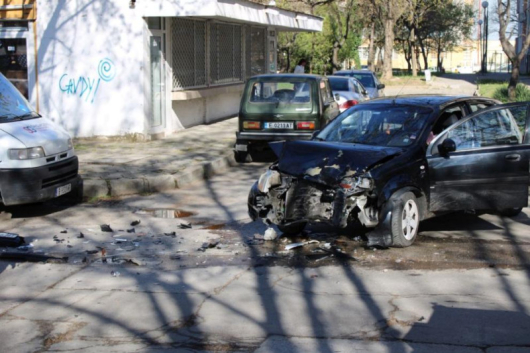 Два автомобила сеударихана кръстовище в благоевградския квартал Запад като няма
