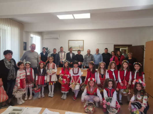 Прекрасни лазарки посрещна ръководството на община Петрич Деца от ДГ