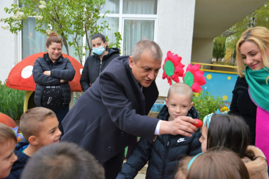 Деца от ДГ Синчец поканиха кмета Илко Стоянов за да