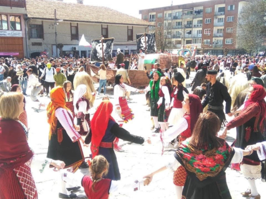 Кукери гониха злите сили в разложкото село Елешница Традиционният фестивал