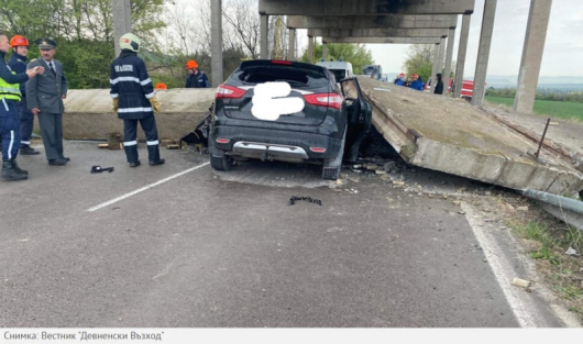 Мостовосъоръжение се срути на пътя край град Девня в района