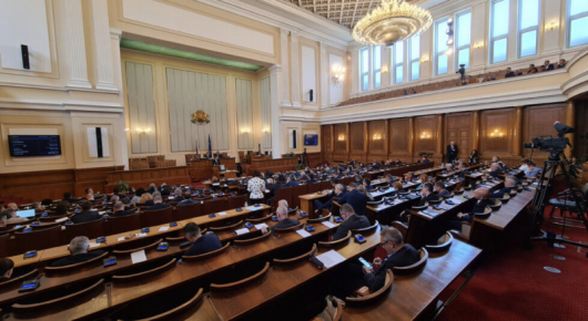 Внесените предложения бяха три Депутатите в Народното събрание приеха предложението