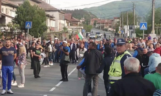 Жителите на Симитли блокираха пътя за Банско днес, по време