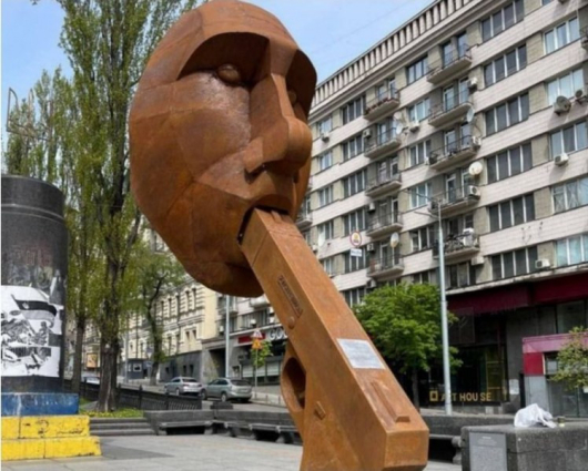 В центъра на Киев се появи временна скулптурна инсталация която