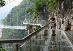 Откриха най дългия мост със стъклен под в света Дължината