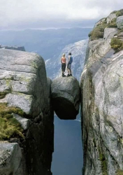 Норвежкият Камък чудо е най известната туристическа атракция в Норвегия Този камък