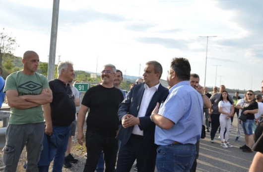 Кметът Ил Стоянов застана плътно до хората когато блокираха АМ