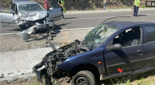 Петима души пострадаха при катастрофа по пътя между Хасково и