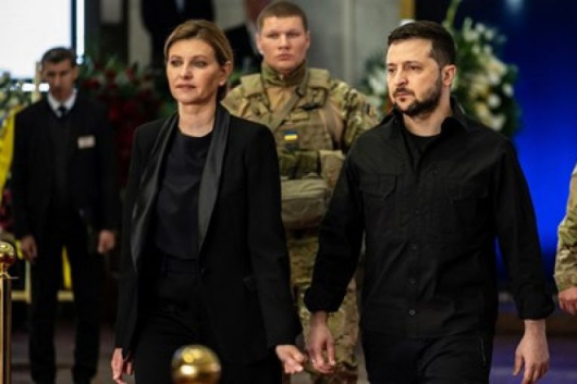 Президентът на Украйна Володимир Зеленски е видян със съпругата си