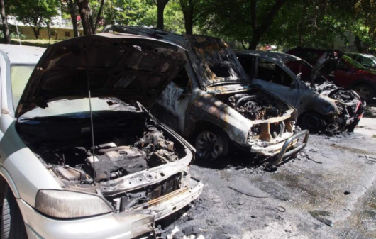 Три леки автомобилаизгоряха пред блокна варненската улица Роза във Варна Пожарът