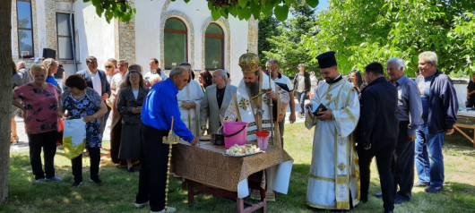 С празничен камбанен звън тържествена литургия отслужена от Неврокопския митрополит