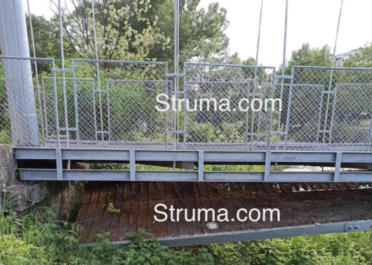 Мостът над р Бистрица в парк Бачиново започна да се