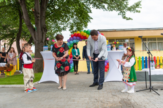 Обновеното дворно място на ДГ Снежанка вече радва деца учители