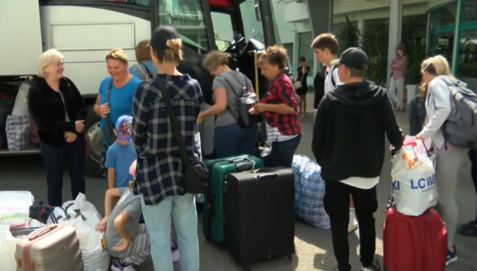Започна местенето на украинските бежанци от хотелите в Слънчев бряг.600