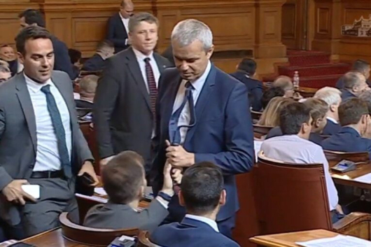 Лидерът на Възраждане Костадин Костадинов и депутатът от Продължаваме промяната