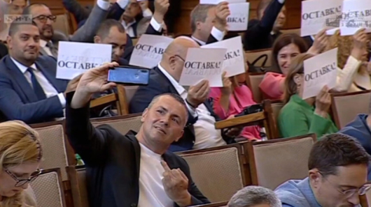 Депутатът от ПП Христо Петров известен като Ицо Хазарта показа
