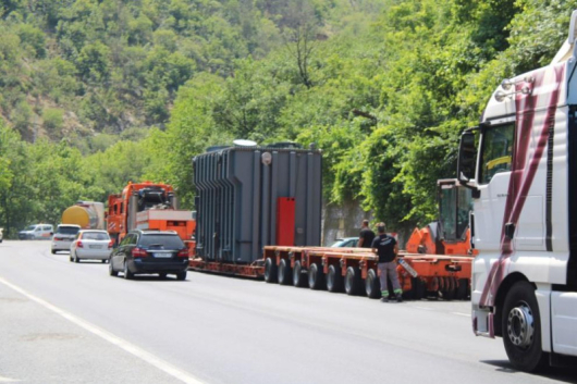 Близо 250 тонен трансформатор превозван като извънгабаритен товар в посока Гърция