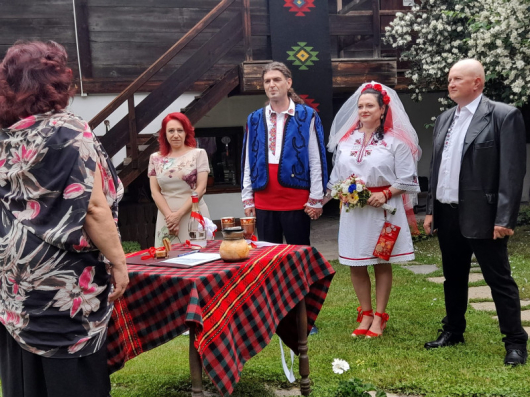 Традициите са живи Красиви младоженци сключиха брак в уникалния цветен