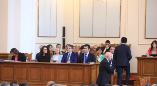 Депутатите дебатират по вота на недоверие срещу кабинета Петков Гласуването