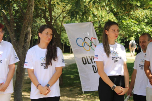 Спортистите отБлагоевград бягаха с олимпийския огън запален от две медалистки