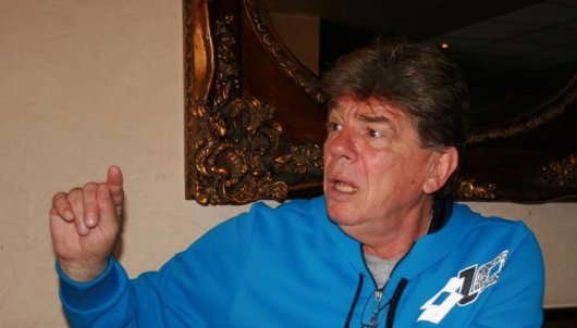 64 годишният интернационален треньор по футбол Наджи Шенсой обикаля Европа