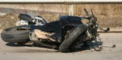 Моторист падна и пострада сериозно след катастрофа станала в района