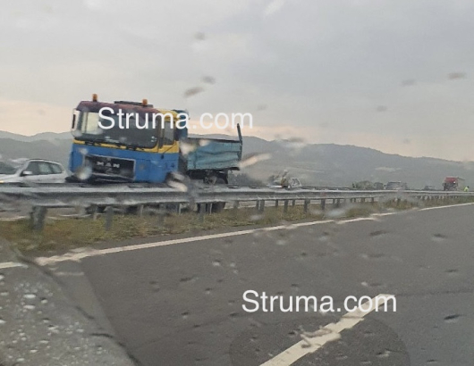 Камион се удари в мантинелата на магистрала Струма край Бобошево