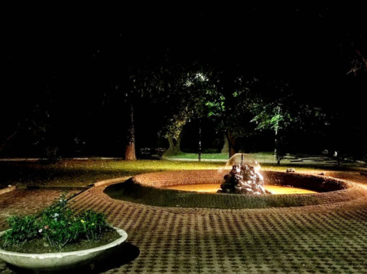 Павираният фонтан намиращ се в Централната градска градина в областния