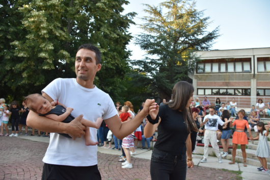 Хоротека на открито обедини различни поколения благоевградчани Хванати ръка за